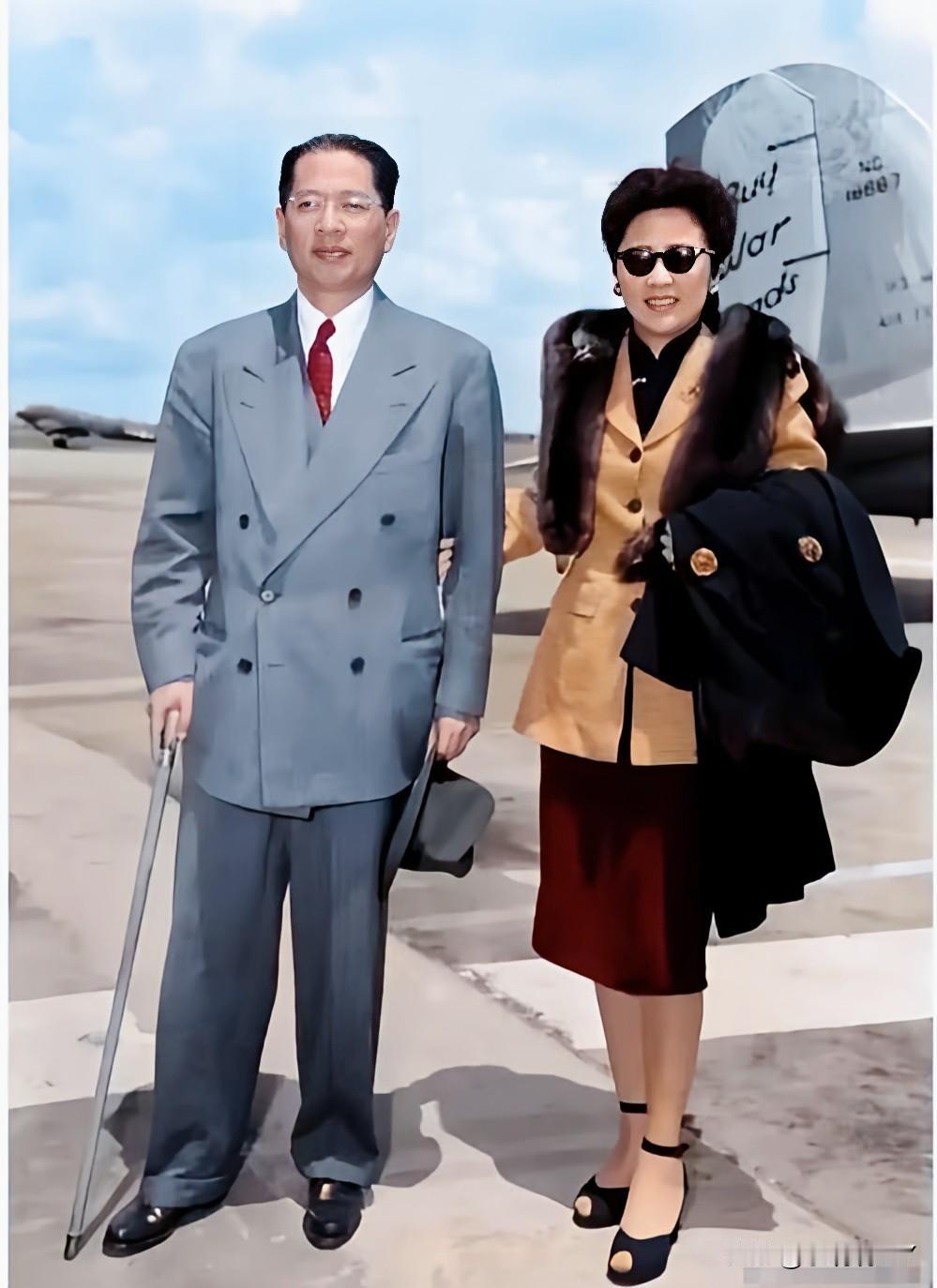 一九四五年，美国，宋子文到旧金山参加会议抵达当地机场之场景。他的美貌夫人张乐怡全