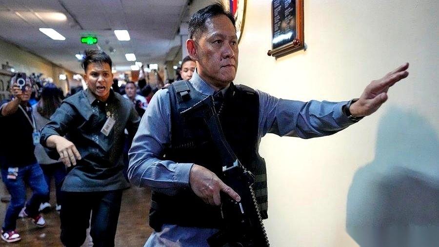 菲律宾参议院大楼，突然爆出15声枪响。这不是恐袭，是国家调查局的特工，荷枪实弹