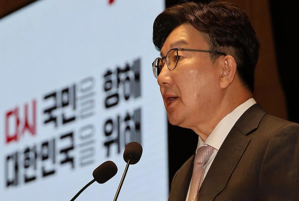 为什么说权性东满脑子都是极端细胞？不仅针对政敌，对待自己人也同样极端。以“胃