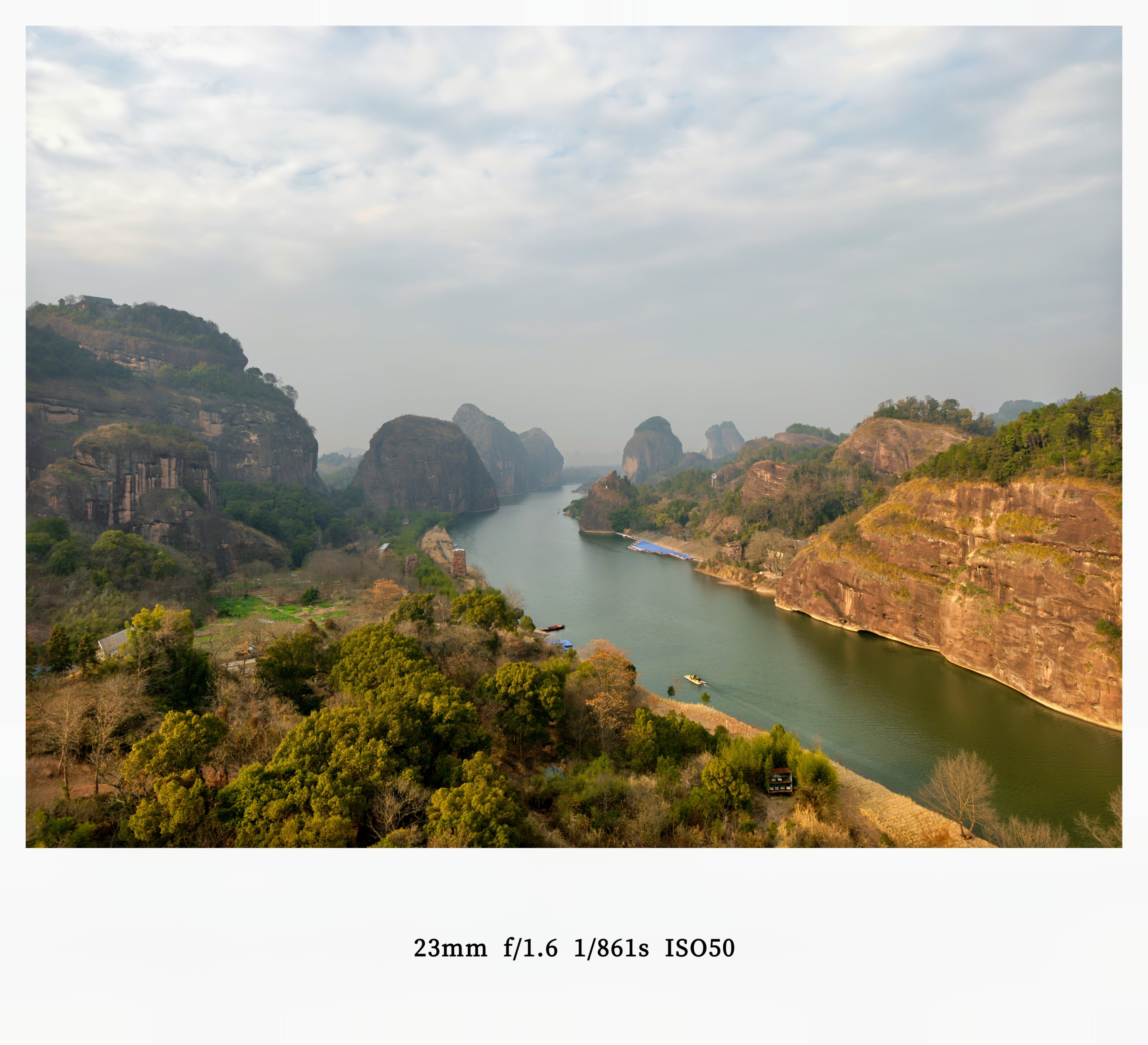 昨天游了一下江西鹰潭的龙虎山，旅游当天本省人是免门票的，所以体验感还是很不错的给