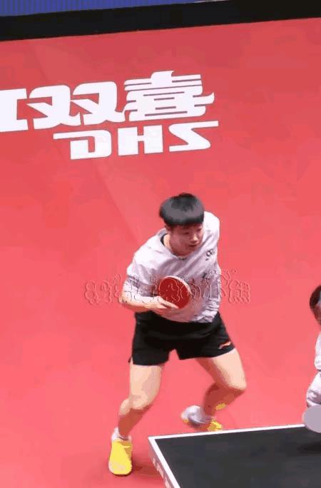 球飞错场，王楚钦秒变快递小哥！全场尖叫值爆表，比赢球还嗨。他正和徐海东死磕，