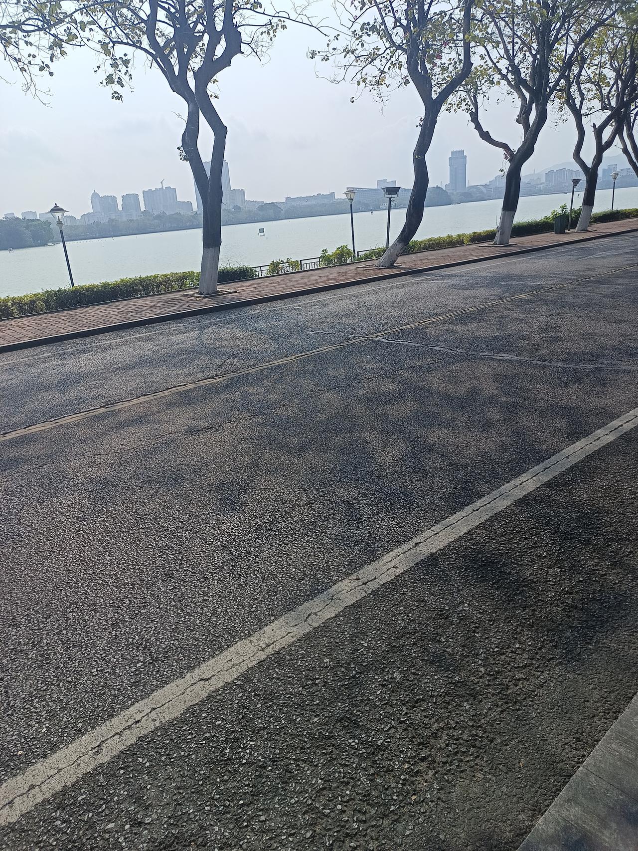 左边是星湖，右边是半月公园你敢相信吗？这里是5a级风景区肇庆市的七星岩