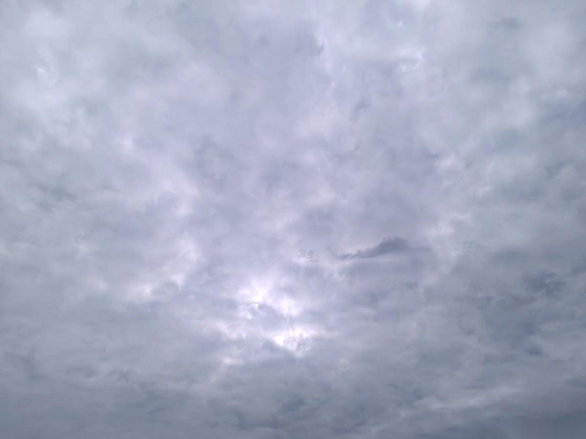 我见过最拧巴的一种活法：把最客气的笑，给八竿子打不着的外人；把最不耐烦的臭脸