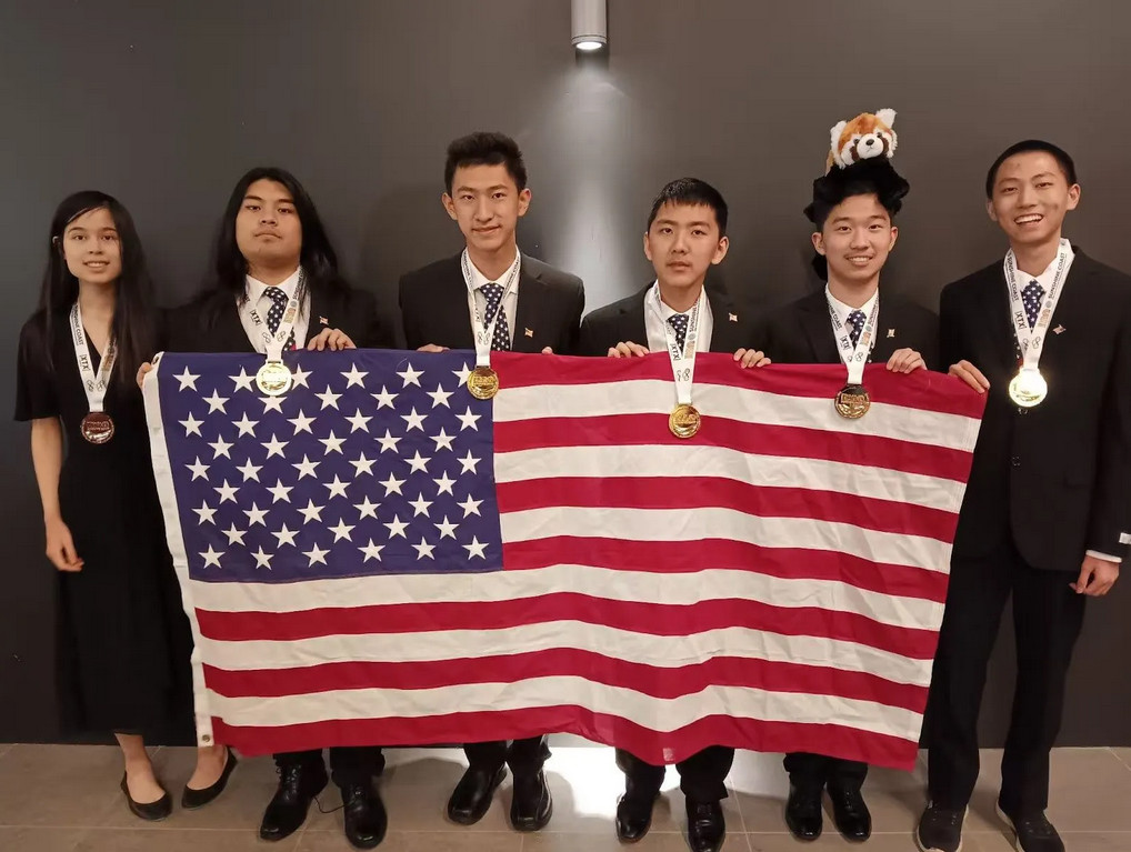 看到这张图你有什么感受？2025年国际数学奥林匹克竞赛中，美国的参赛者面孔都是