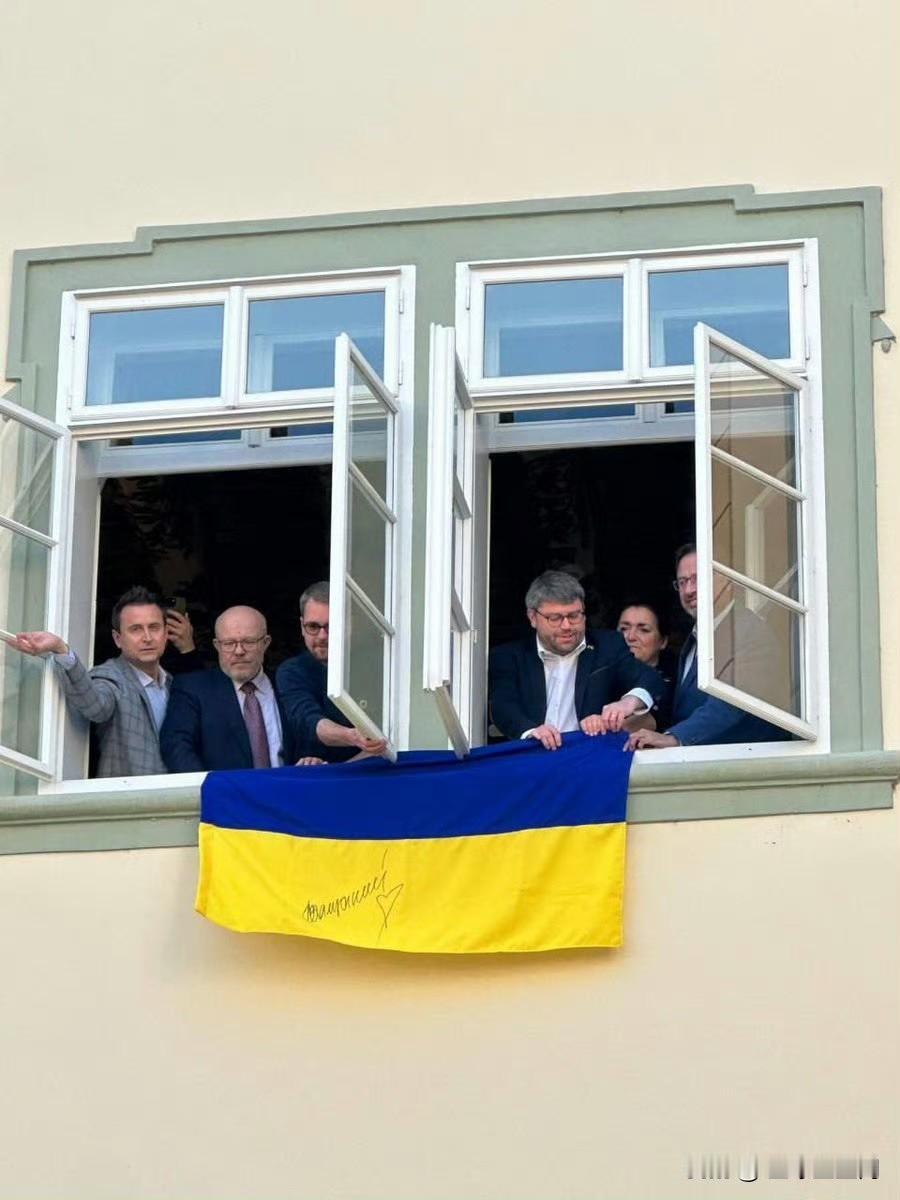 一面由扎卢日内签署、从乌克兰带来的新乌克兰国旗出现在捷克共和国众议院大楼上。​