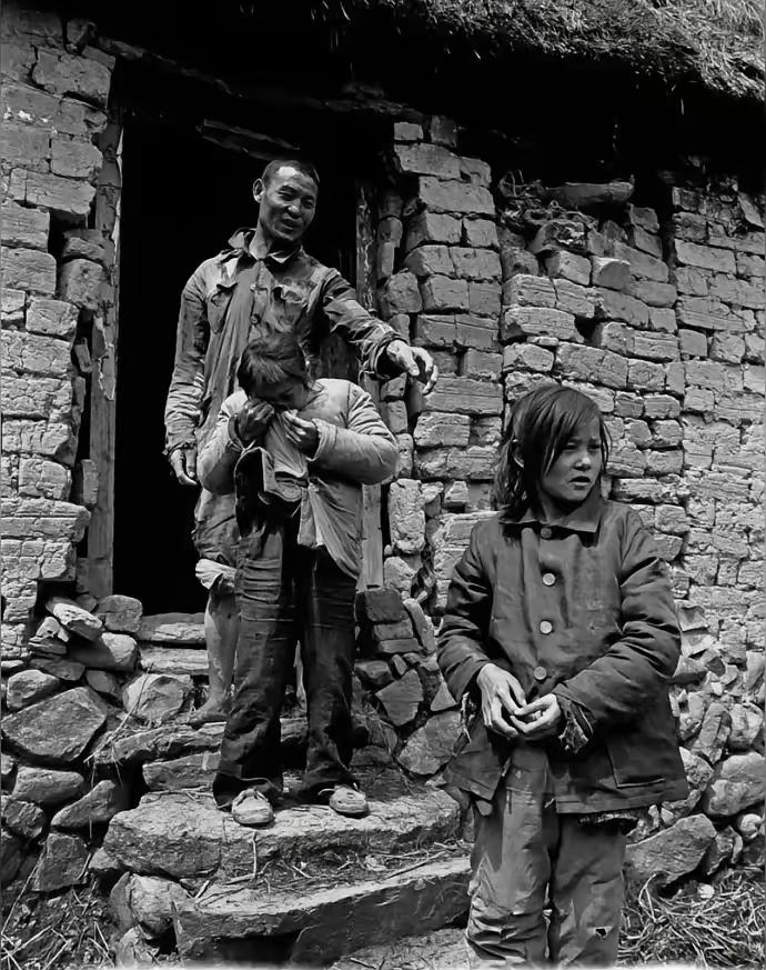 你敢相信吗？我们距离真正吃饱饭的时间，不过只有短短二三十年，以下这张照片或许就是