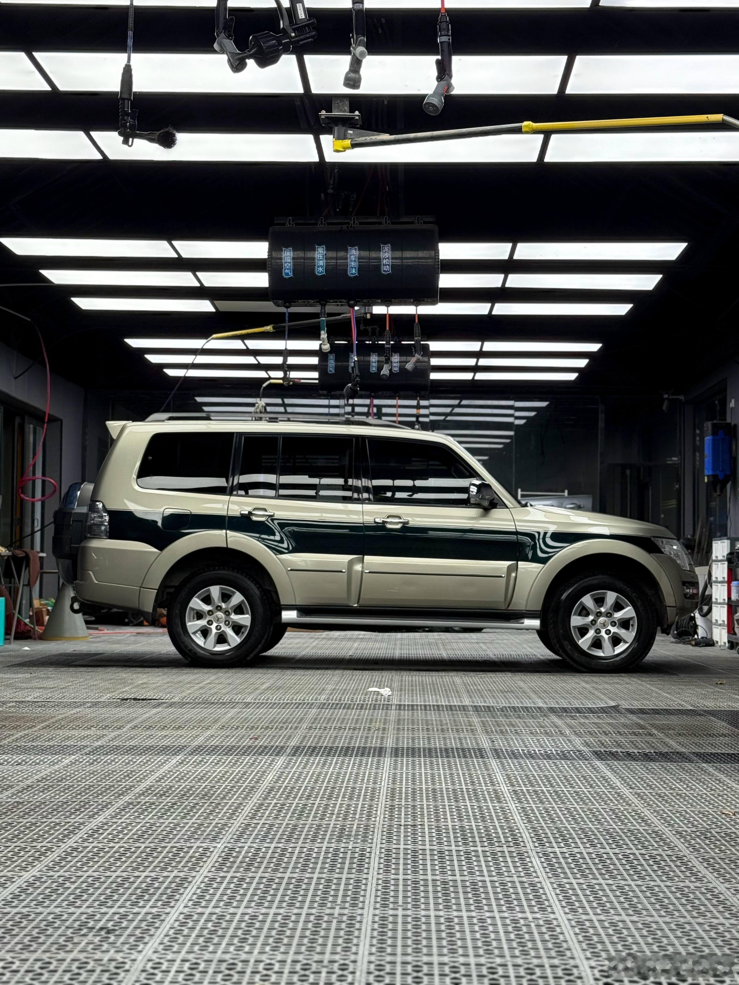 帕杰罗金镶玉铂金米黄金属色/深绿云母色（S1G）​​​