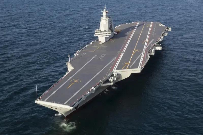 福建舰穿越台海，绿媒专家自欺欺人的闹剧国产航母福建舰穿越台湾海峡，这可把民进