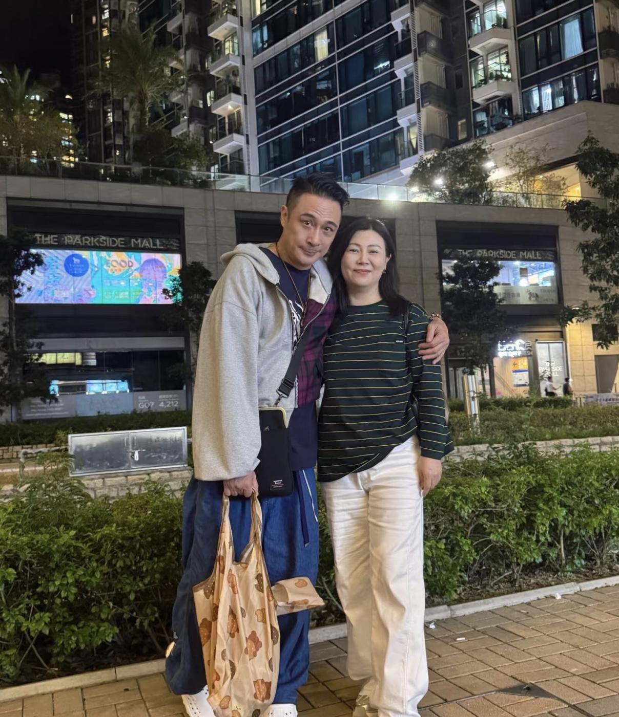 64岁吴镇宇和制片人好友聚餐，他的穿衣打扮年轻时尚，穿着洞洞鞋，梳着大背头，身材