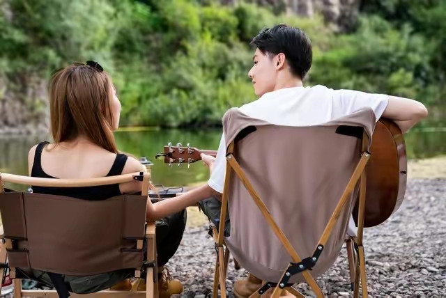 “情绪价值”的文章，围绕“提供情绪价值三招”展开，旨在帮助读者在现实生...