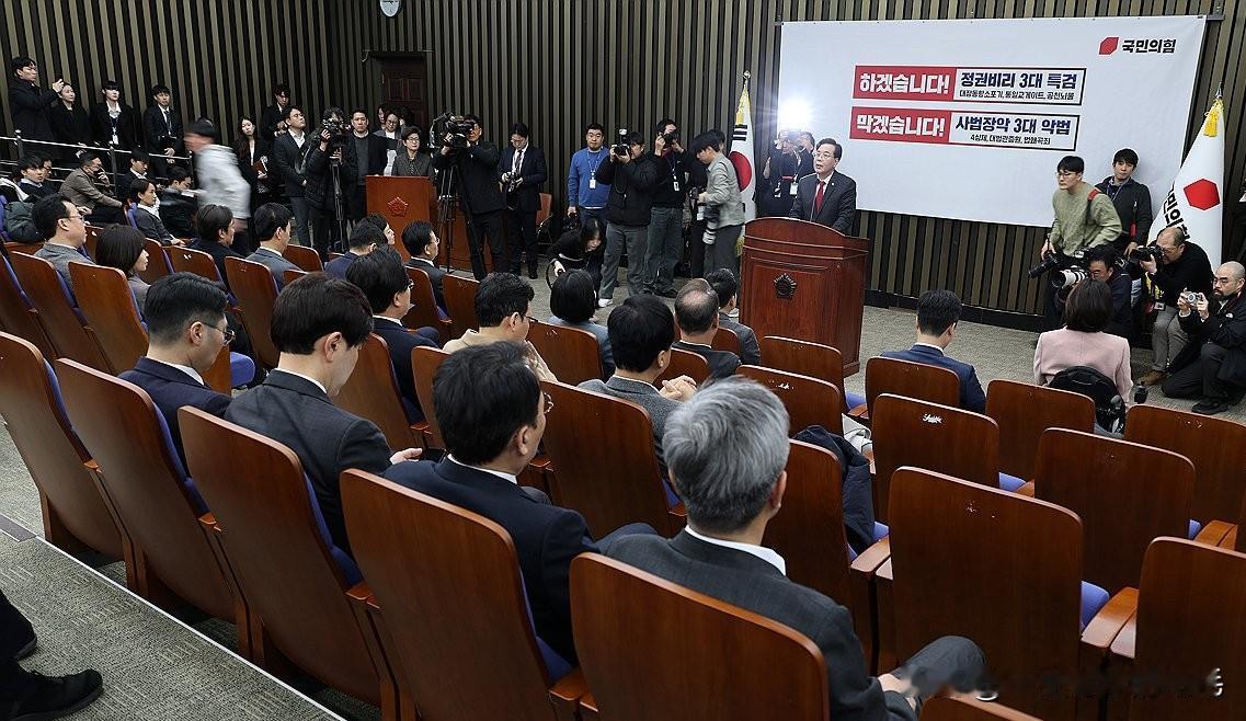 2月23日，韩国最大在野党国民力量党召开非公开议员总会，原计划就党首张东赫“拒绝