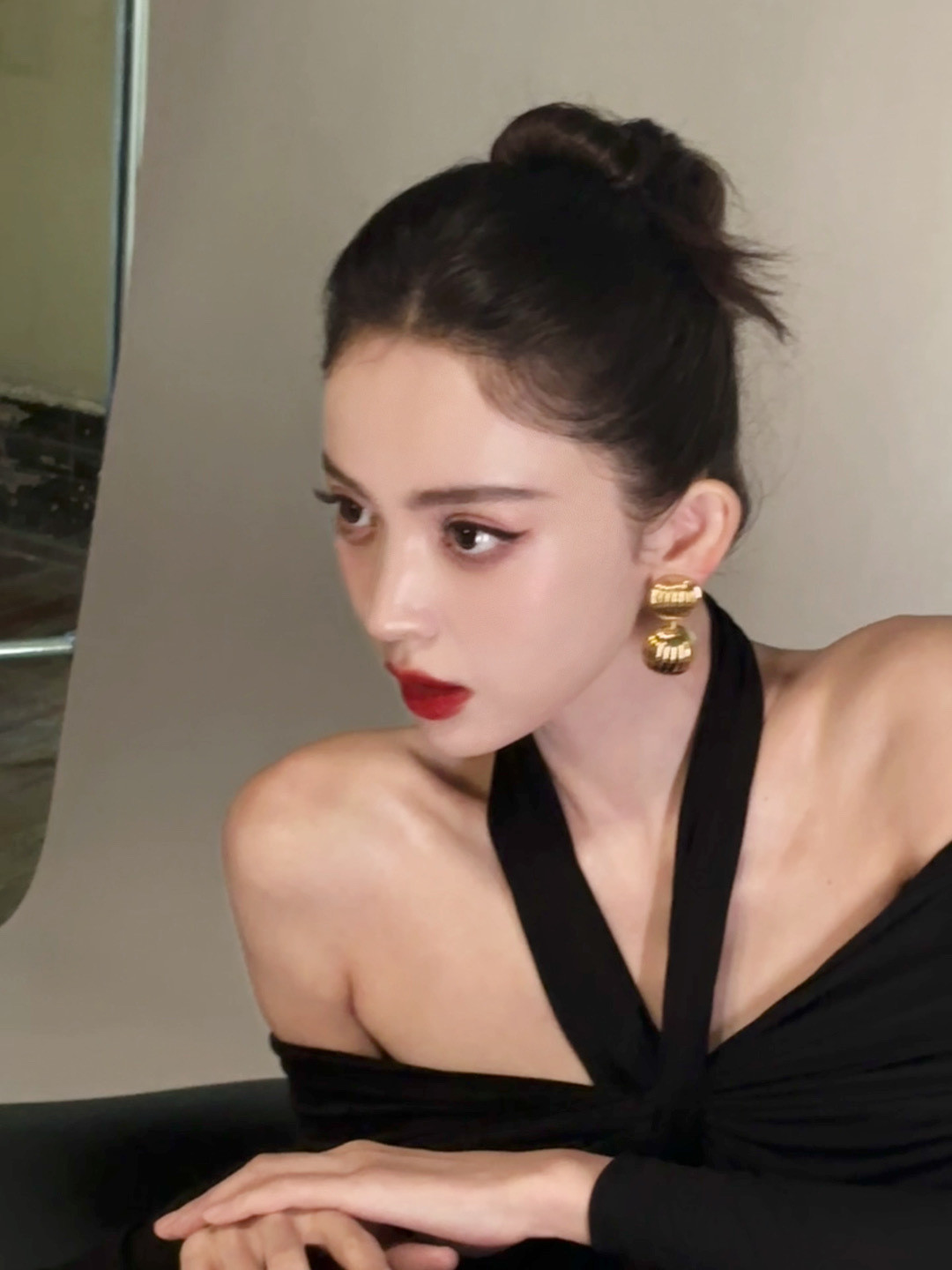 娜扎，高挽发髻，红唇黑裙，明艳精致​​​