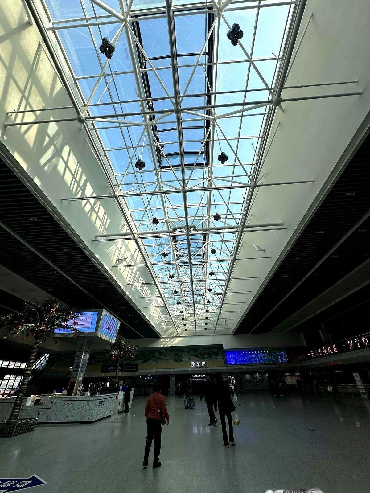 愣在公交车上，找了半天投币口。司机大哥瞅我那眼神，就差直接说：“外地来的吧？”