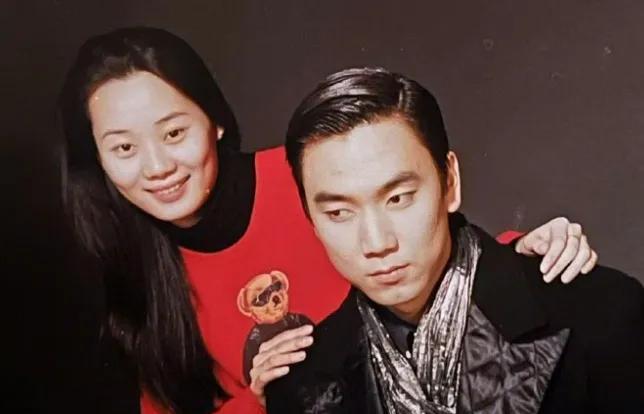 林依轮霸气回应整容质疑！6月17日，林依轮晒夫妻合照引关注，却遭网友留言质疑“