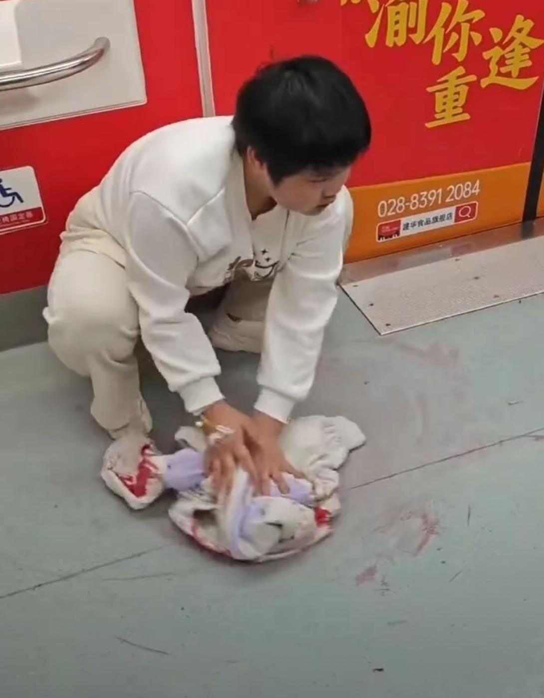 太心疼，重庆地铁一号线，一名22岁重病女孩。她叫王心瑶，3月23日她在去医院途中