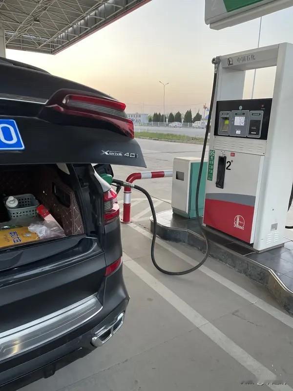 刚提的车没出4S店就没油，这事儿听起来就离谱，可还真不少见。之前有女士在某知名4