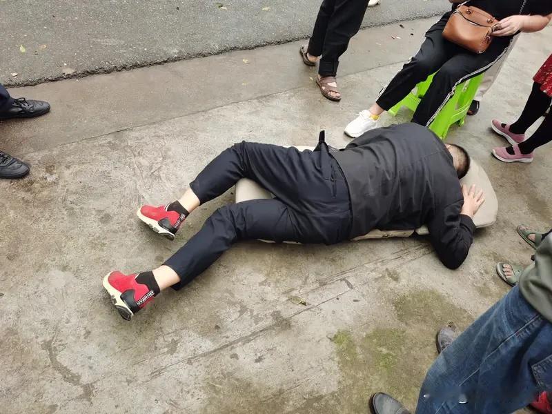 醉酒不听劝执意骑车回家路上连摔六次身亡11月10日，北京朝阳区冯某和三位