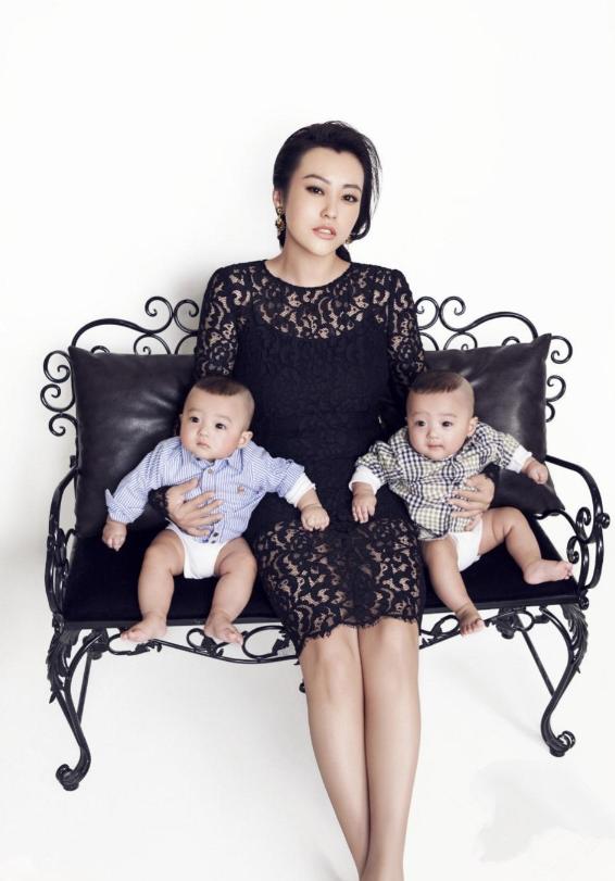 一次，主持人问郝蕾:“你家双胞胎长得这么像，你是怎么辨认他们两个的？”郝蕾说:“