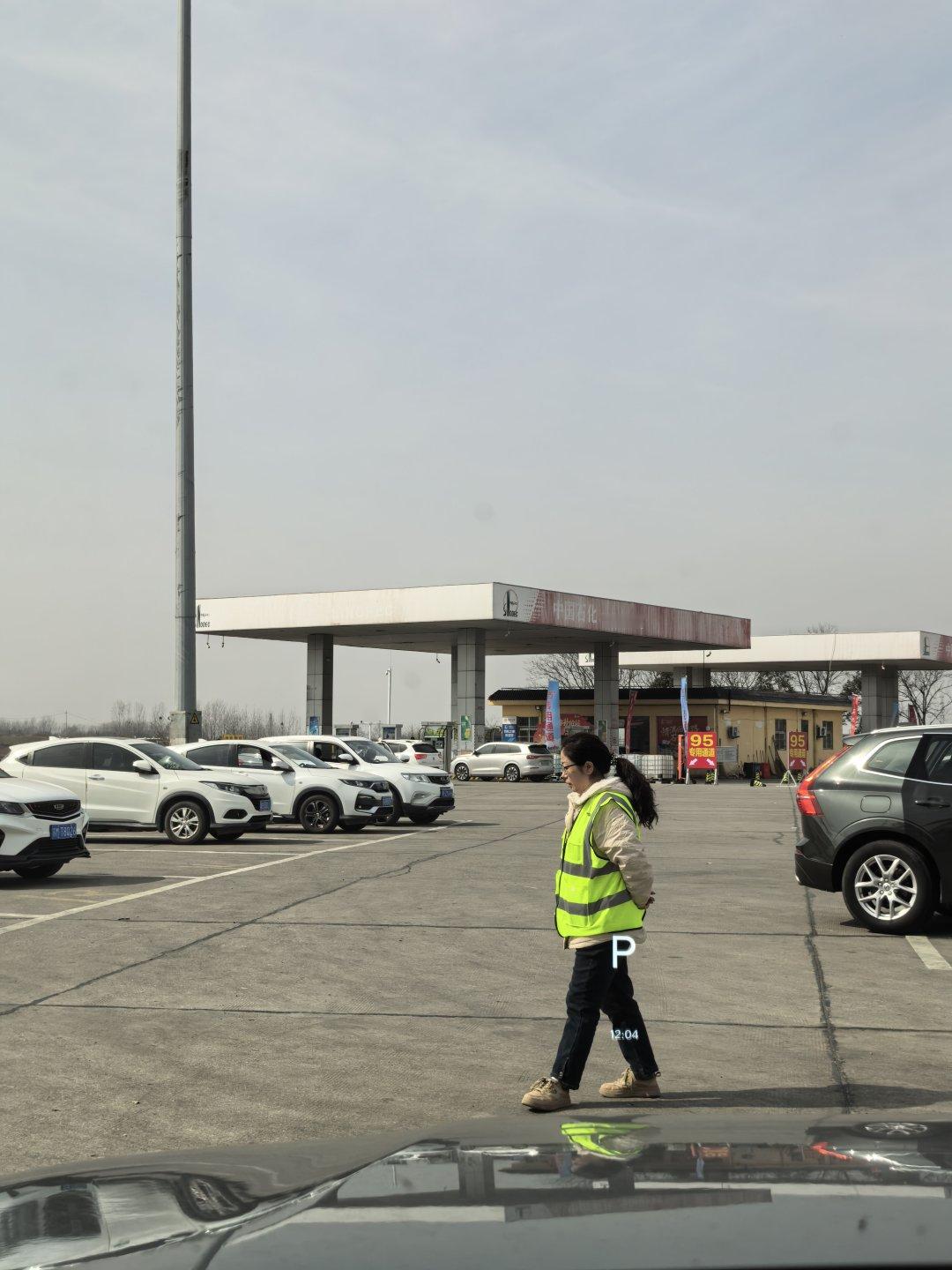 纵观所有的品牌充电桩，只有理想做到逢年过节，安排志愿者来给广大理想汽车理想汽车理