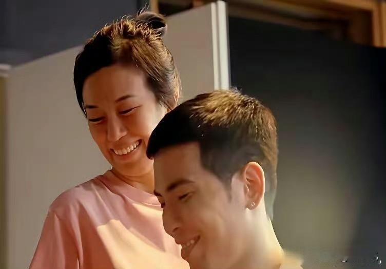 萧敬腾在弹钢琴，她老婆站在一旁，像不像妈妈在陪儿子练琴的样子？一个38岁，一个