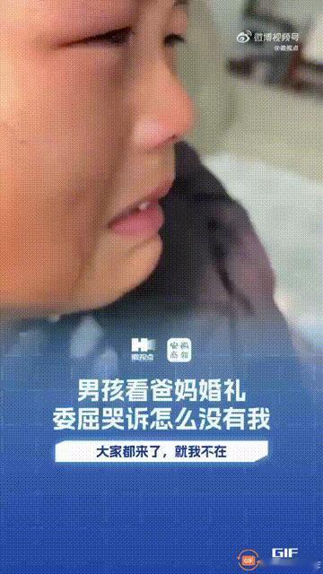 笑不活了！安徽池州一名女子和儿子在家时，觉得十分无聊，于是就给儿子播放了结婚时的