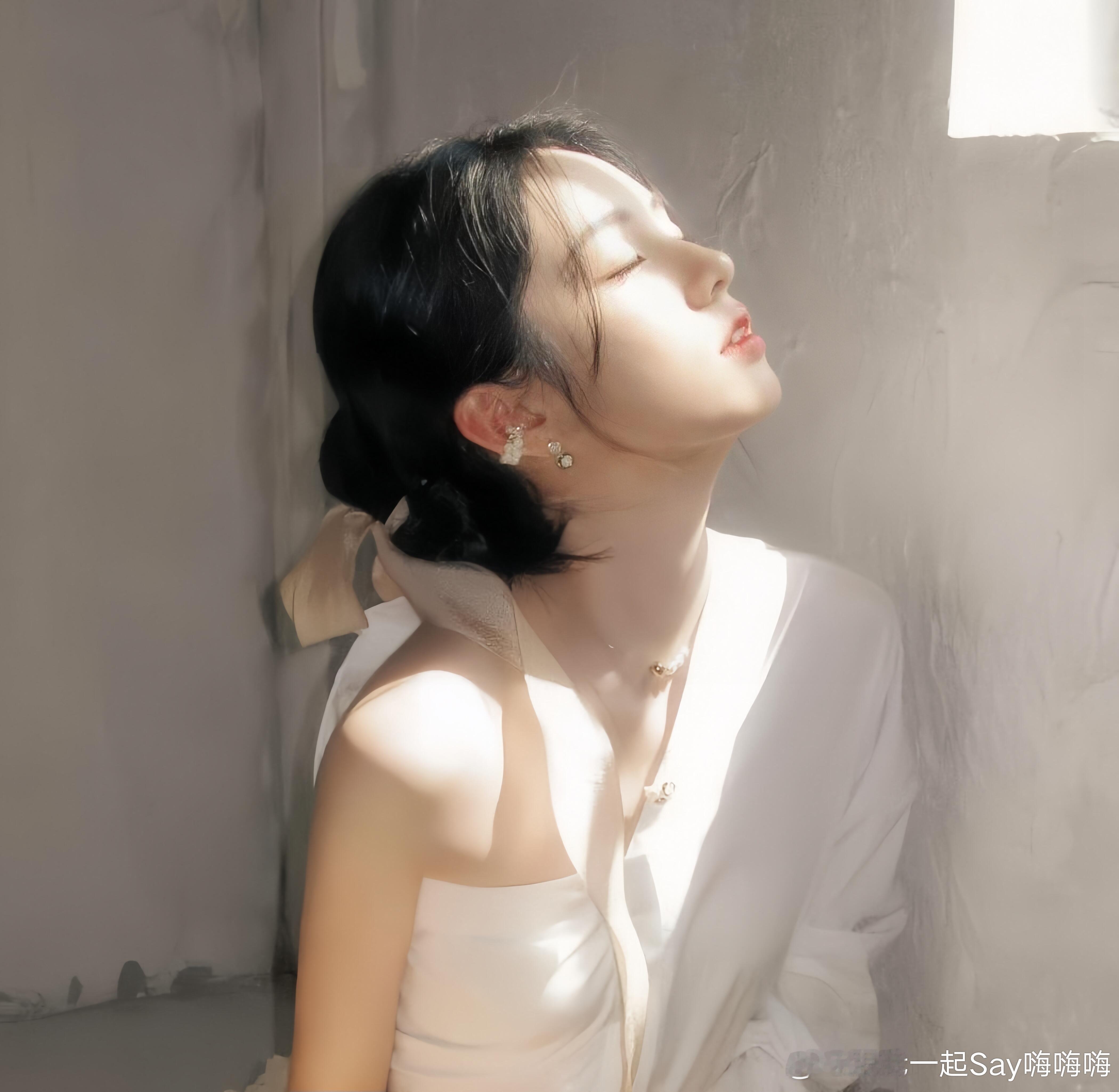 周也，一位超级可爱，灵动的小女孩，她的颜值真的很绝，五官精致立体，尤其是那双灵动