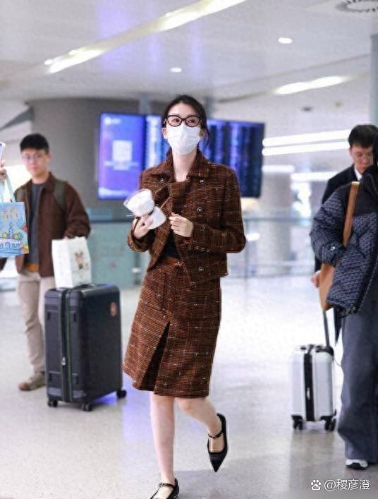 乔欣结婚后头一⁠回公开露脸，﻿光‏腿穿﻿⁠了件香奈⁠﻿儿复古套裙⁠，看着特别贵气