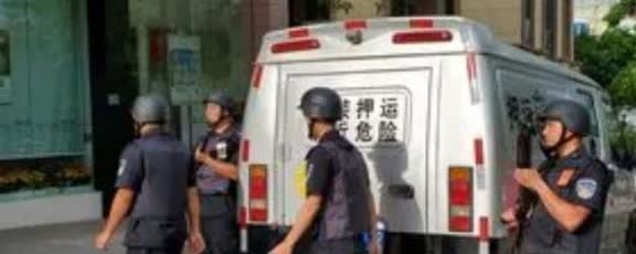 1995年，广东男子陈恂敏杀死银行运钞员，抢劫了1500万元现金，躲到云南当上了