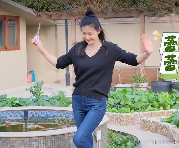 她住进了乡下老屋，曾被万人追捧，现在每天种菜做饭，日子还能回到从前吗？2026