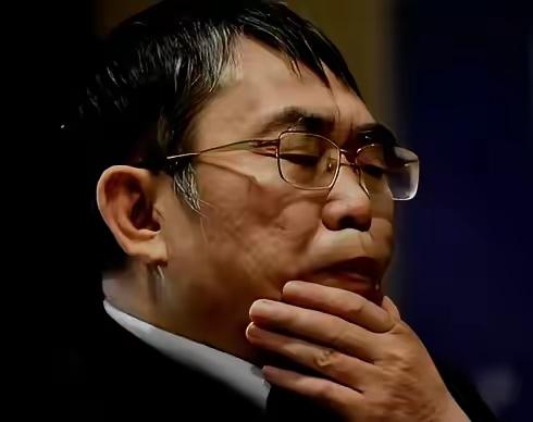 我和老聂有过一根烟的缘份。大概20年前在北京饭店大堂门外，他站烟蒂桶一侧，我站另