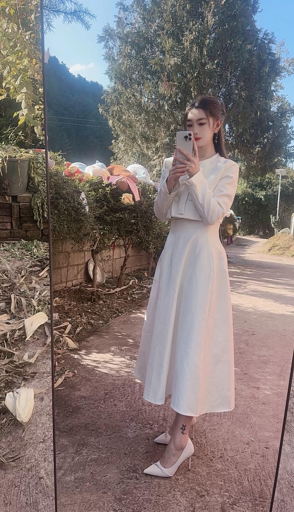 优雅白裙，镜中自拍的清新时光