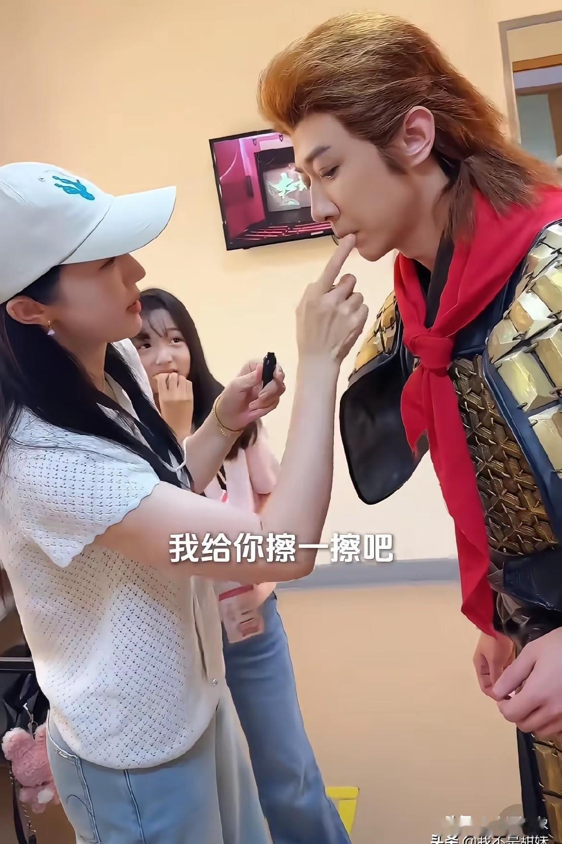 董璇前夫高云翔看到这一幕，心里会是什么滋味？前妻与亲生女儿围绕在他人身边…估