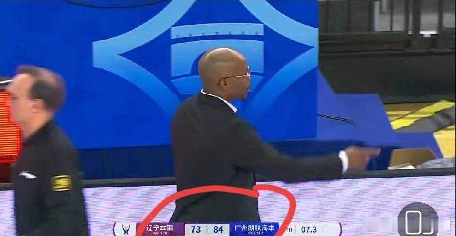 辽宁男篮竟然输给了广州龙狮队11分！爆了冷门啊！辽宁男篮可是四大外援全部上场了，