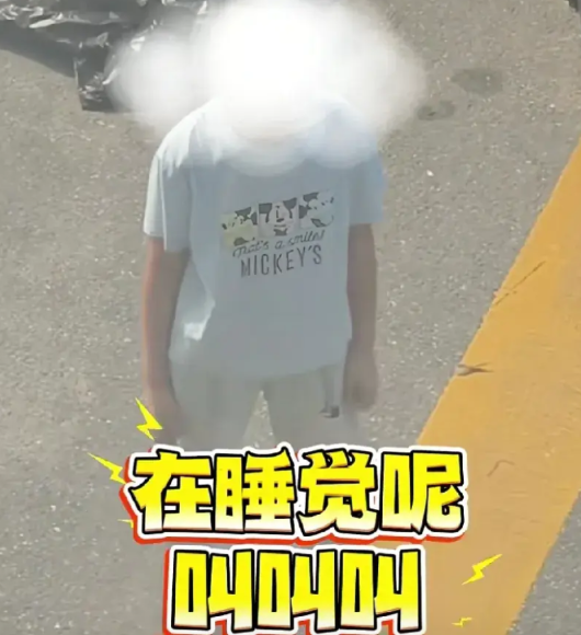 “魔童”还得“魔童”来治！8月12日，浙江一男孩和妈妈闹脾气不肯上车子，站在楼下