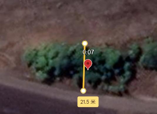 乌克兰比利·科洛季亚兹村传出一个无人机画面，拍到一个俄军士兵在路口插旗。但那人