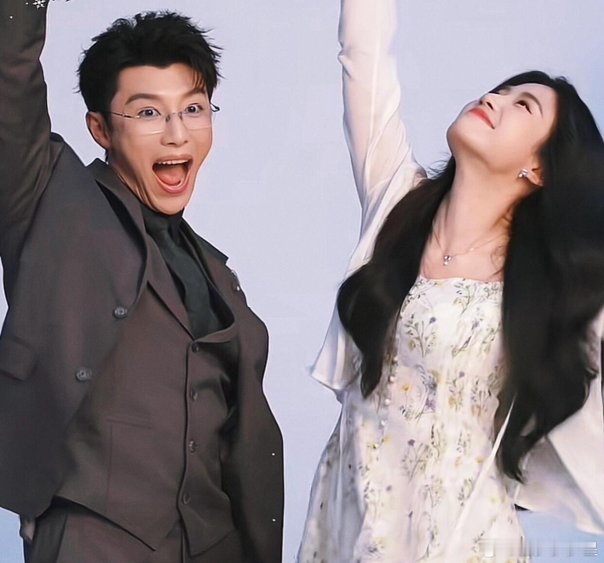 完全放飞自我了的两个人片场两人太欢乐了哈哈哈😂卢昱晓还学代旭推眼镜！放飞自我拍