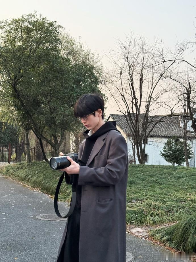 张凌赫摄影师上线了张凌赫摄影师上线了，戴着眼镜的样子真的是绝杀！能不能够以后和