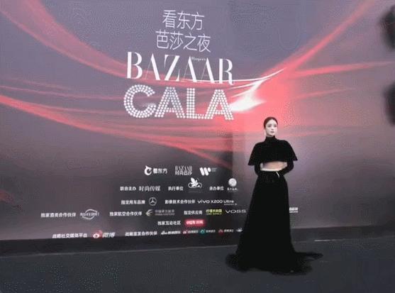 娜扎拿云朵走红毯救命！芭莎红毯杀疯了！黑色露背裙尽显好身材，云朵道具增添童话感