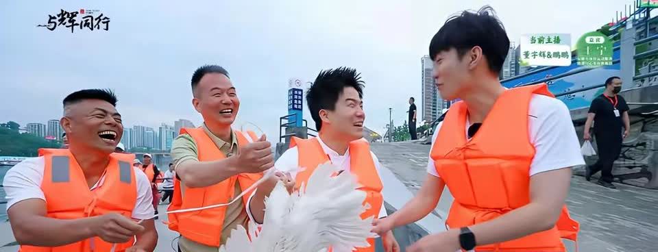 我想知道这只鸭子怎么去北京高铁飞机都不让带宠物吧更何况鸭子还不属于宠物的
