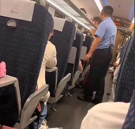 四川广元站女子舌战大妈火了，原来是在这一站一群大妈再高谈阔论，声音非常大