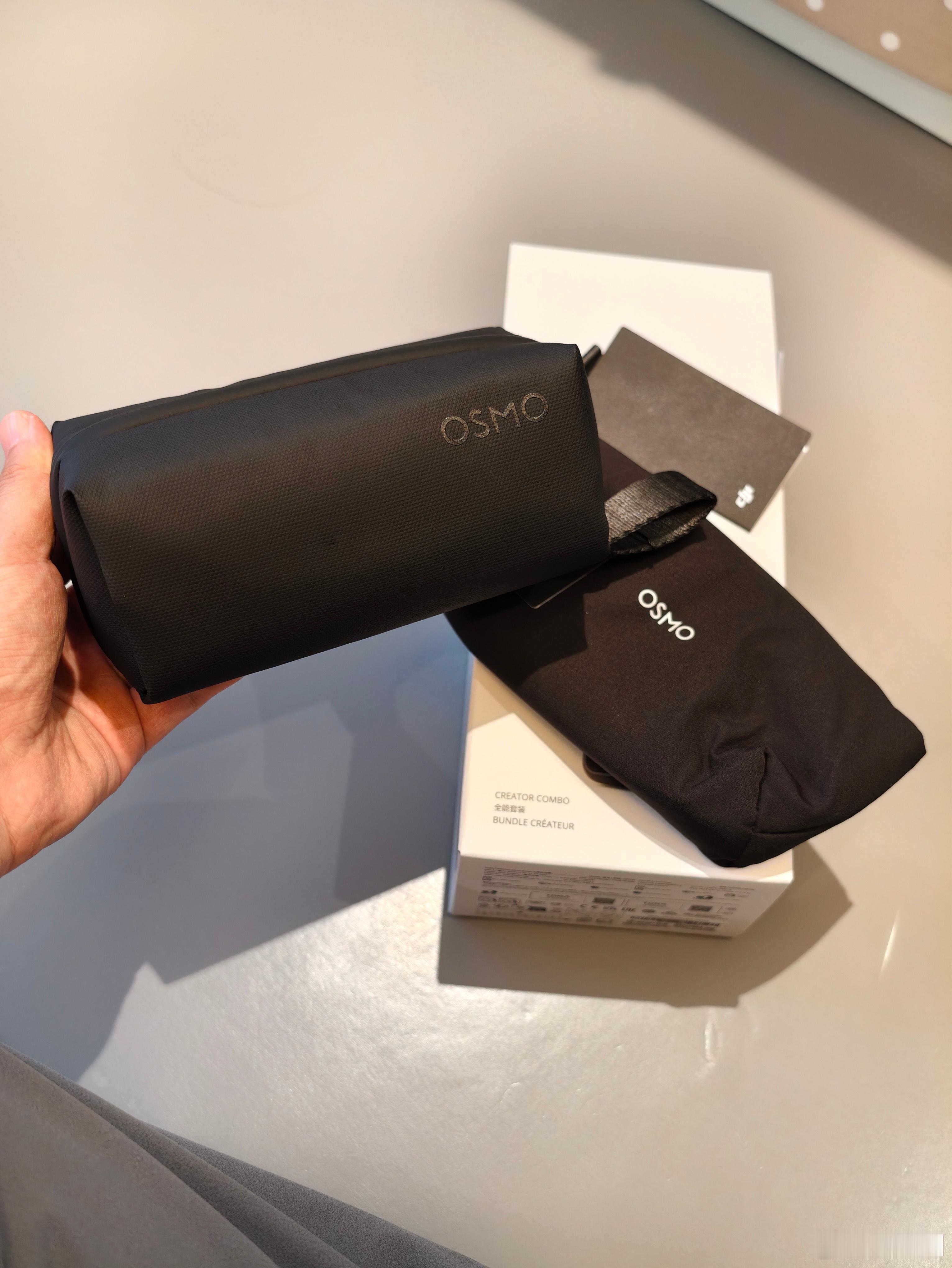 大疆Pocket4全网最后一个开箱的博主来了，套装带两个包。第一感觉，主机的份