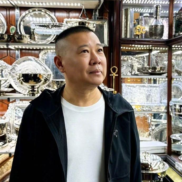 郭德纲获赠NBA球衣，人还没到美国，礼物先来，郭德纲调侃这是定制大背心！德云社郭