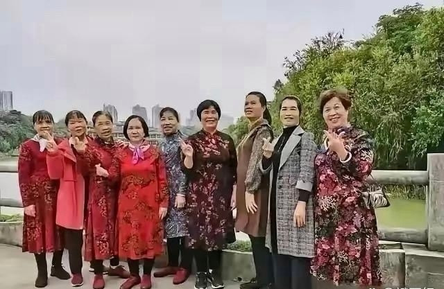 左边是韩国大妈，右边是中国大妈，完全不一样的气质。