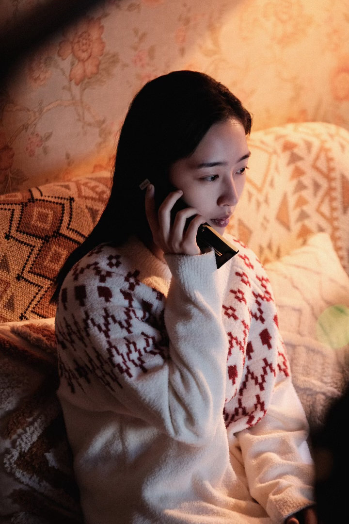 邓恩熙说演高松格的时候很纠结拍摄现场她经常停下来问导演：这样做对还是不对。不是