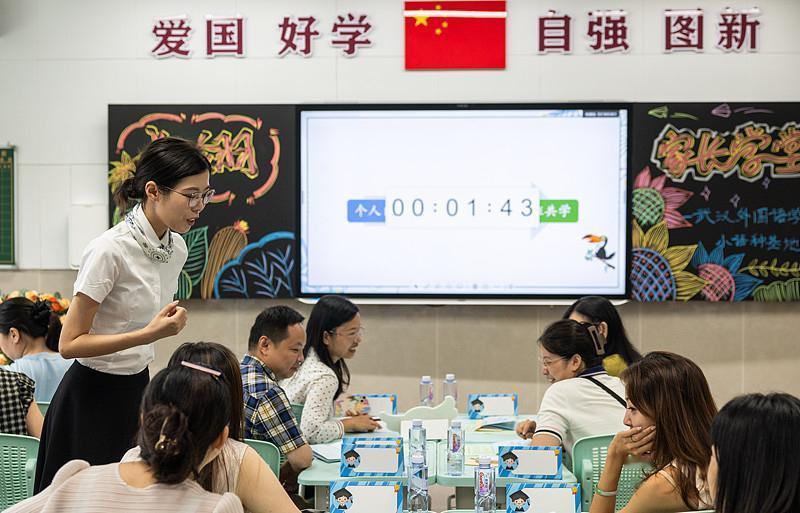 校园最真实的人情世故：敢说真话的家长，反倒最吃亏最近某小学一年级班级群争议，