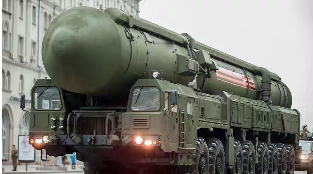 红军城失守，泽连斯基还想再打三年，要求全世界一起制裁俄罗斯。恐怕俄罗斯就是劲量避