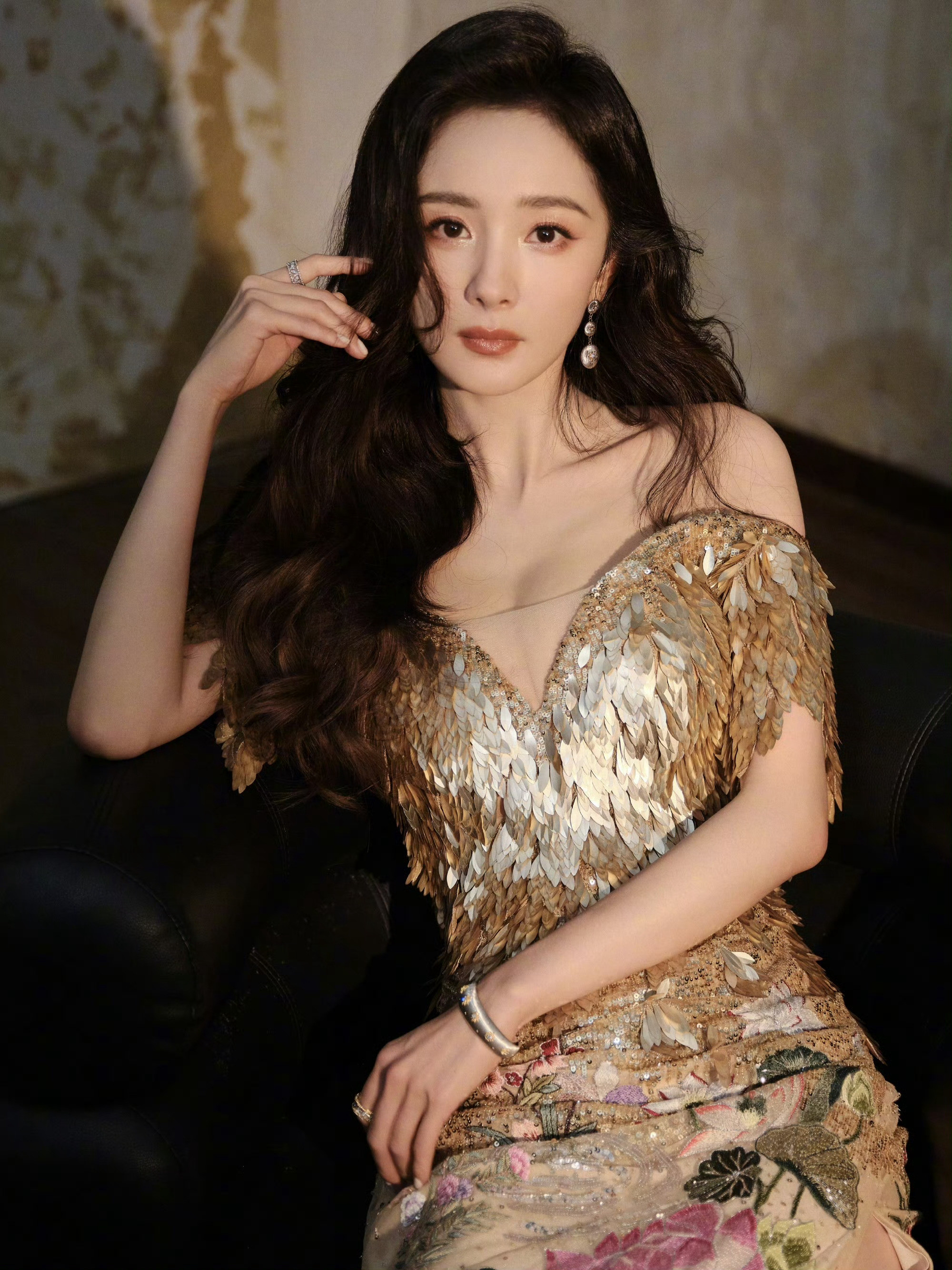 杨幂金色礼服裙，搭配长发朱唇魅力满级​​​