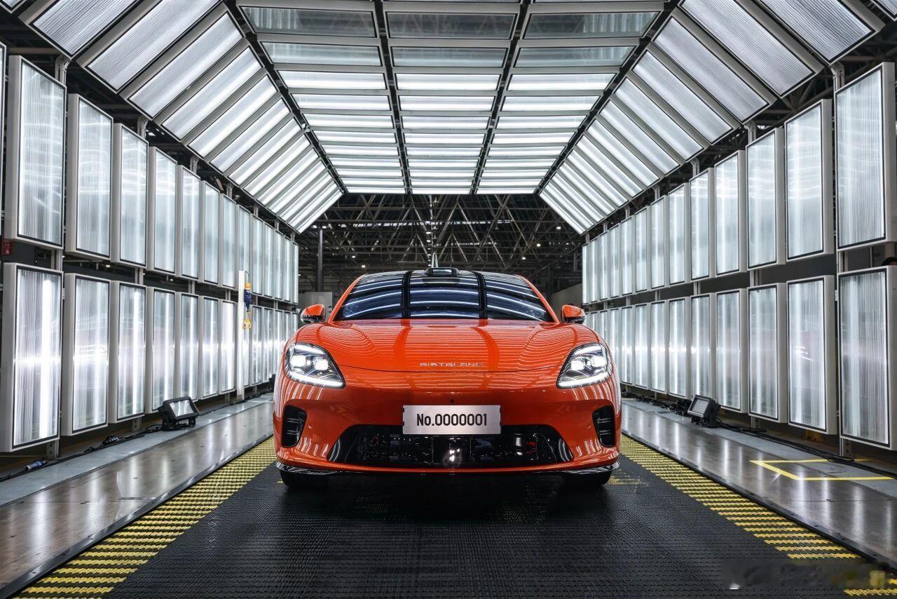 启境GT7首台量产车正式下线6月22日，广汽集团与华为乾崑联合打造的启境GT7首
