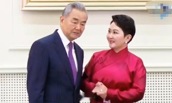 看看王外长与蒙古国外长巴特策策格的握手表情，够日本嫉妒半天，中国蒙古的睦邻友好关