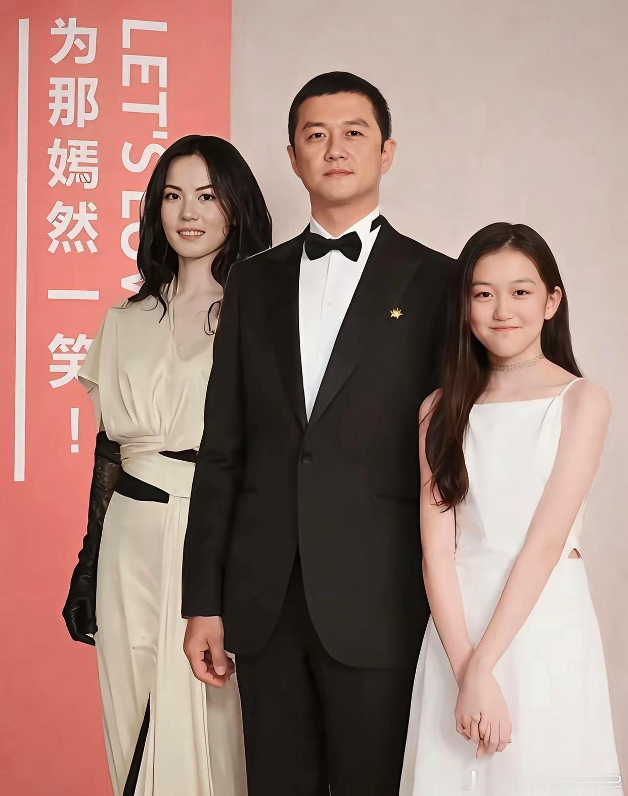 当年，王菲怀孕五个月去产检，常规B超10分钟就做完了，那天医生看了一个多小时，以